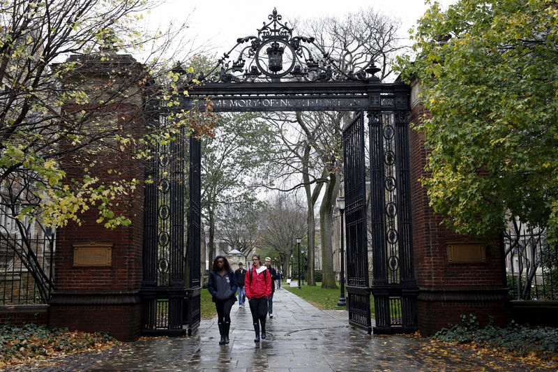 © Reuters. FILE PHOTO: Students walk on the campus of Yale University in New Haven, Connecticut