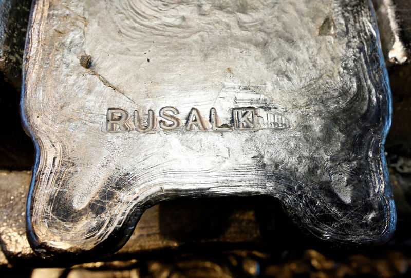 © Reuters. FILE PHOTO: Aluminium ingots are seen stored at the foundry shop of the Rusal Krasnoyarsk aluminium smelter in Krasnoyarsk