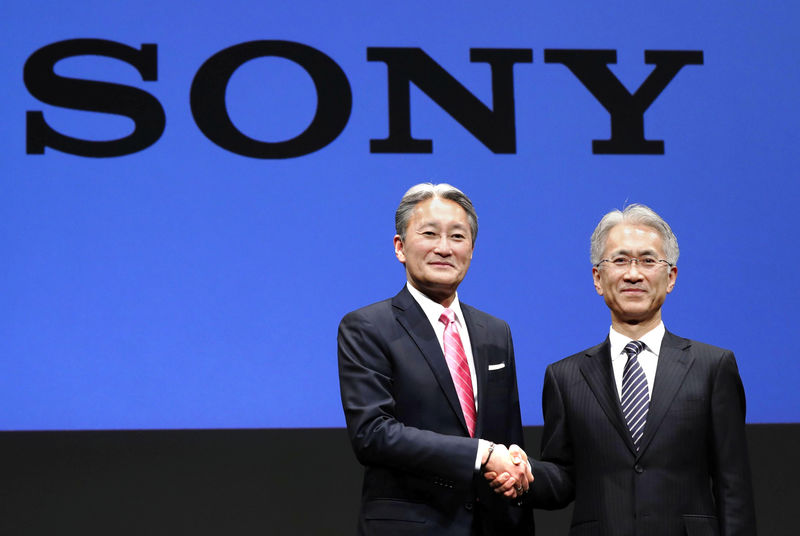© Reuters. Sony Corp's CEO Kazuo Hirai shakes hands with CFO Kenichiro Yoshida at a news conference in Tokyo