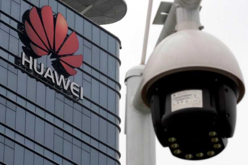 © Reuters. FOTO DE ARCHIVO: Una cámara de vigilancia frente al logotipo de Huawei en su fábrica en Dongguan