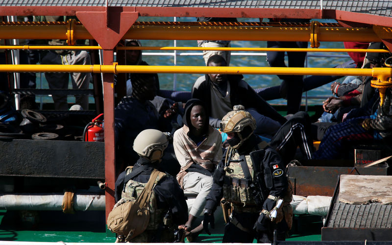 © Reuters. Soldados malteses em navio que havia sido sequestrado por imigrantes