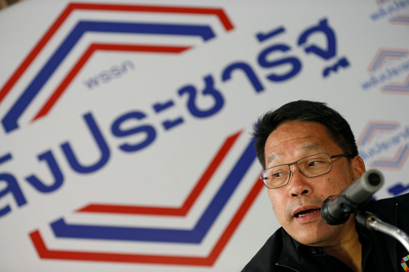 © Reuters. Uttama Savanayana, líder do partido Palang Pracharat Party, concede entrevista coletiva em Bangcoc