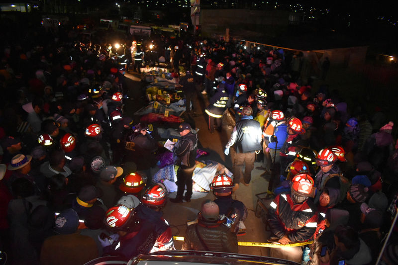 © Reuters. Bombeiros trabalham em local de atropelamento de multidão por um caminhão na Guatemala