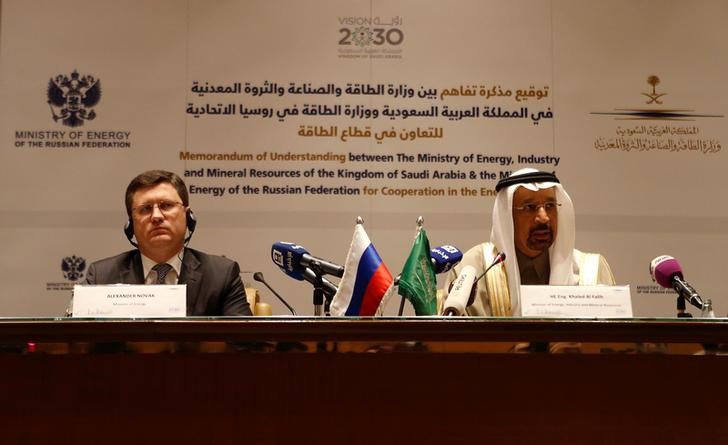 © Reuters. Saudi Energy Minister Khalid al-Falih and Russian Energy Minister Alexander Novak attend a news conference at the Ritz-Carlton hotel in Riyadh