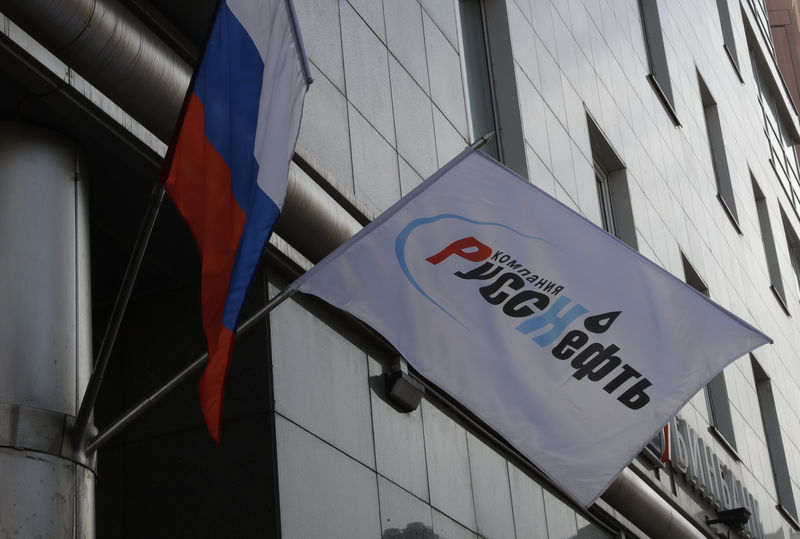© Reuters. Флаг с логотипом Русснефти на здании штаб-квартиры компании в Москве