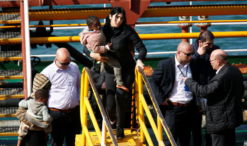 © Reuters. ناقلة صغيرة خطفها مهاجرون ترسو في ميناء فاليتا بمالطا