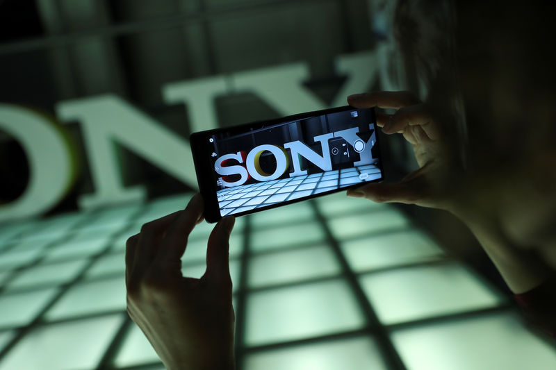 © Reuters. Smartphone da Sony tirando foto de logo da empresa