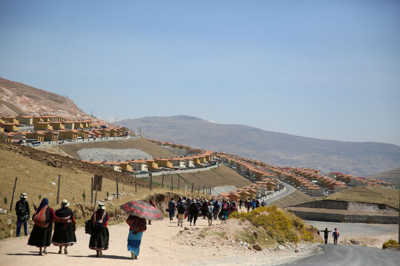 © Reuters. Moradores deslocados de Fuerabamba caminham em estrada de Nueva Fuerabamba, no Peru