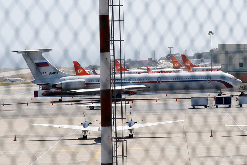 © Reuters. Avião com bandeira russa no aeroporto internacional de Caracas