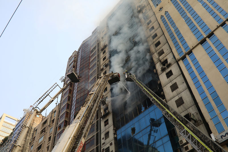 © Reuters. Bombeiros tentam apagar incêndio em edifício comercial em Daca, Bangladesh