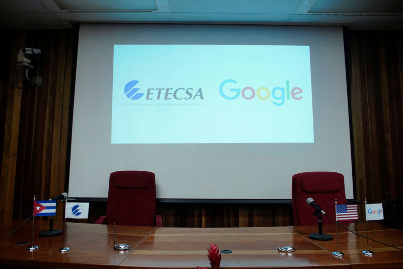 © Reuters. Cuba y Google firman acuerdo para implementar servicio directo de Internet