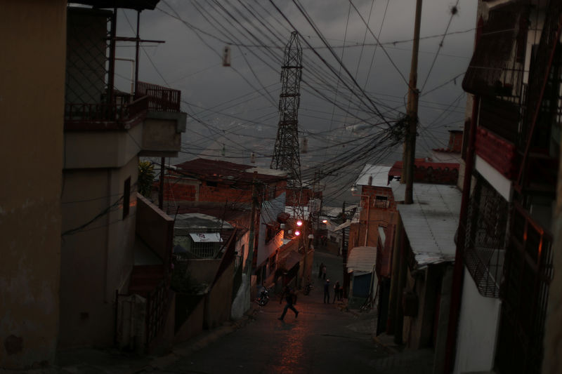 © Reuters. Torre de energia durante blecaute em Caracas