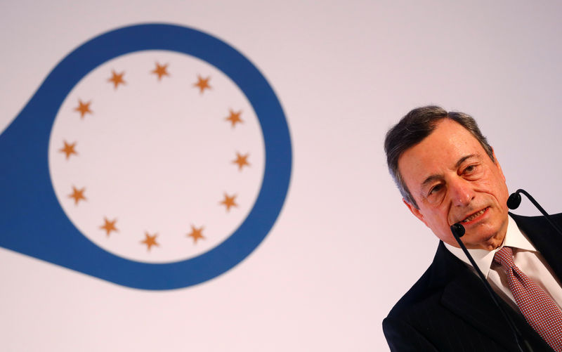 © Reuters. Mario Draghi, President of the European Central Bank (ECB) delivers his speech at the conference "The ECB and its watchers" in Frankfurt