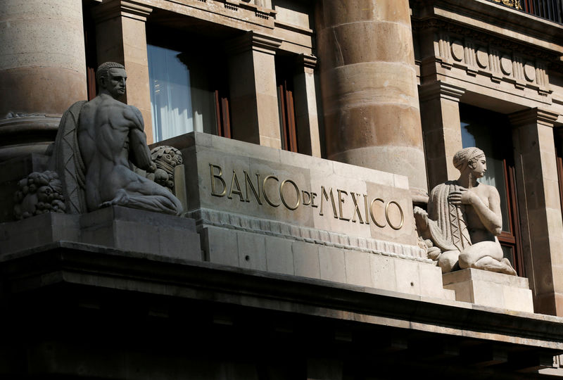 © Reuters. FILE PHOTO: A view of the facade of the Bank of Mexico office building in downtown Mexico City