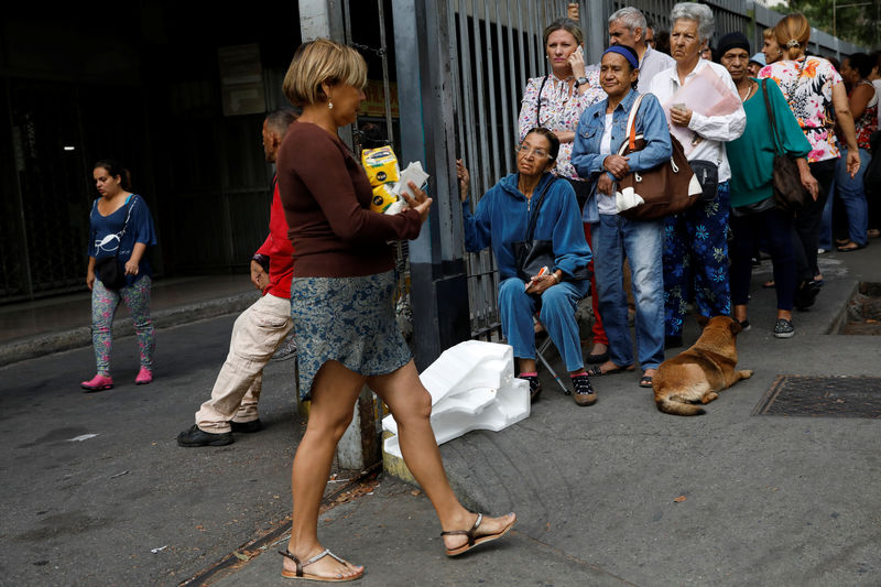 © Reuters. Pessoas fazem fila em supermercado durante apagão em Caracas, na Venezuela