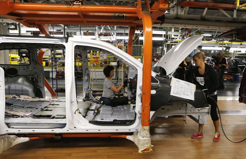 © Reuters. FILE PHOTO: Fiat Chrysler assembly workers work on a partially assembled minivan at the Windsor Assembly Plant in Windsor, Ontario