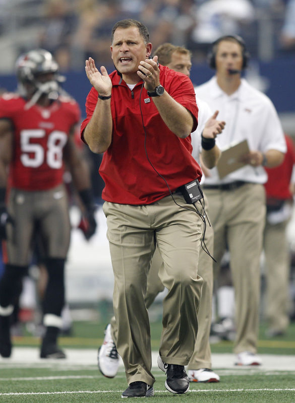 © Reuters. Tampa Bay Buccaneers head coach Greg Schiano claps against the Cowboys in Arlington, Texas