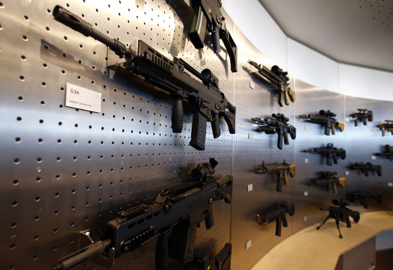 © Reuters. HK G 36 guns are pictured at a show room of arms manufacturer Heckler & Koch headquarters in Oberndorf