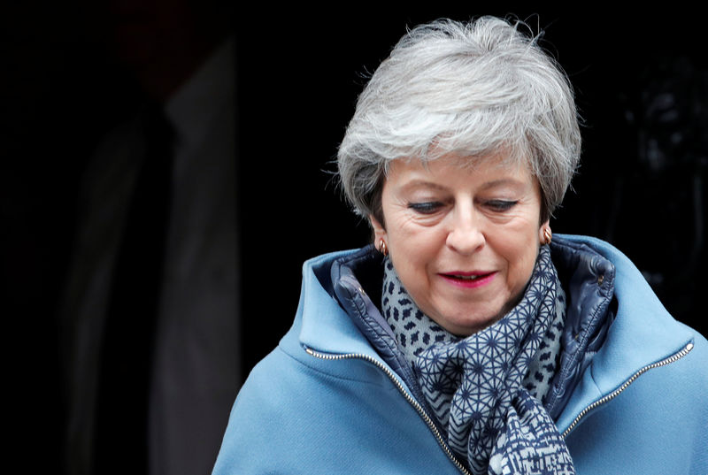 © Reuters. Foto del miércoles de la primera ministra británica, Theresa May, abandonando Downing Street 10