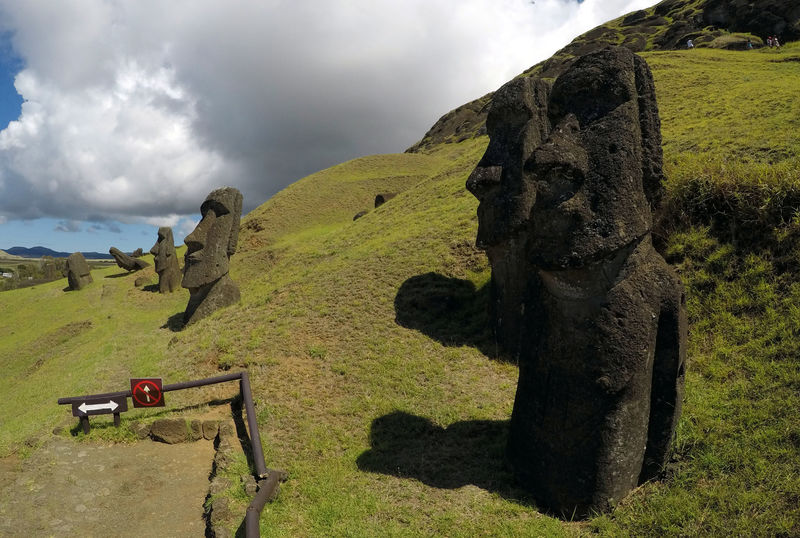 © Reuters. Statues named "Moai" are seen on a hill at Easter Island