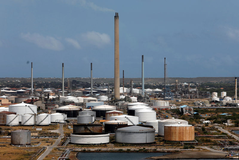 © Reuters. FOTO DE ARCHIVO: Una refinería de aceite de isla se ve en Willemstad