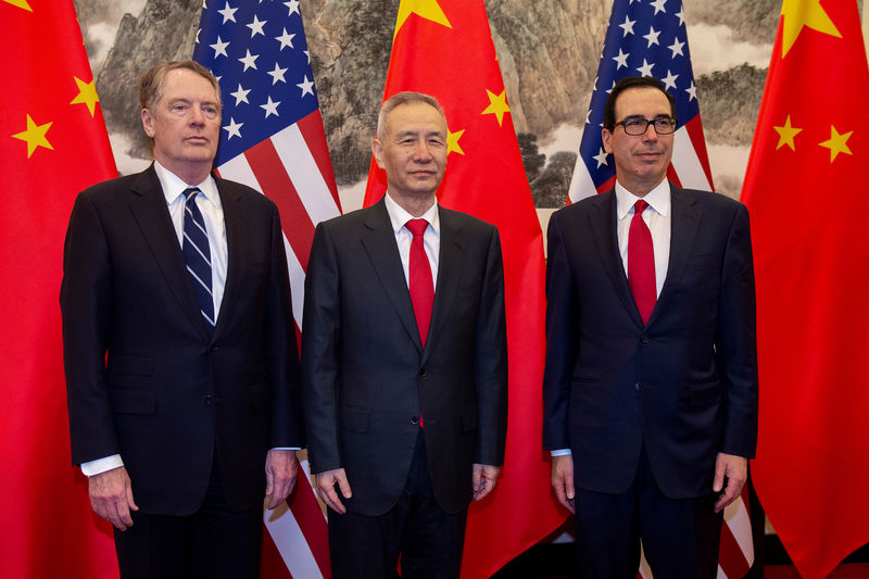 © Reuters. China's Vice Premier Liu He (C) pose for a photo with U.S. Treasury Secretary Steven Mnuchin (R) and U.S. Trade Representative Robert Lighthizer (L) at Diaoyutai State Guesthouse in Beijing