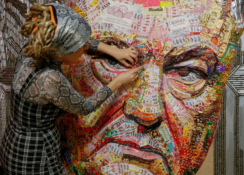 © Reuters. من أغلفة الحلوى وفوارغ الرصاص.. فنانان يصنعان لوحة لرئيس أوكرانيا