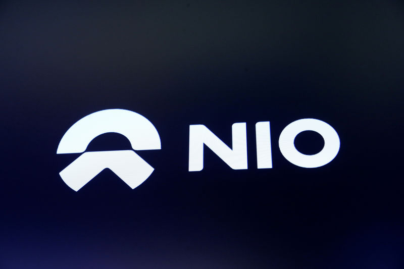 © Reuters. FILE PHOTO: Chinese electric vehicle start-up Nio Inc. company logo is on display on its initial public offering (IPO) day at the NYSE in New York