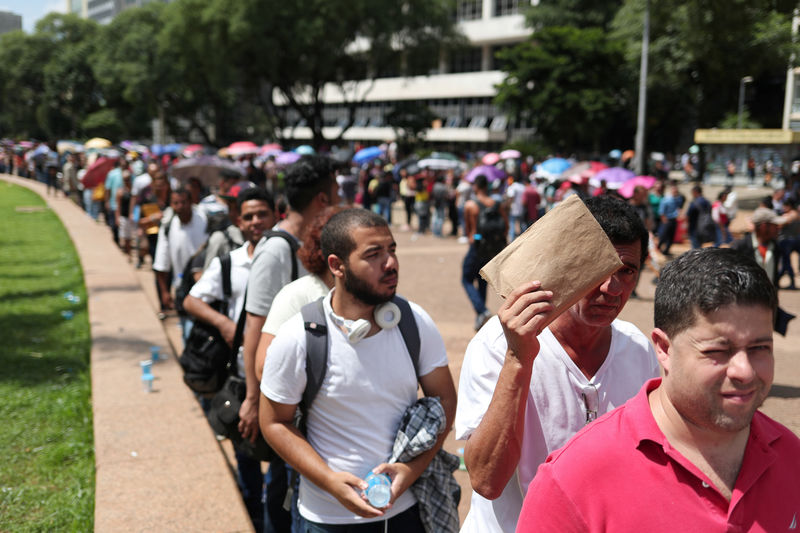 © Reuters. Pessoas em fila para vagas de emprego em São Paulo