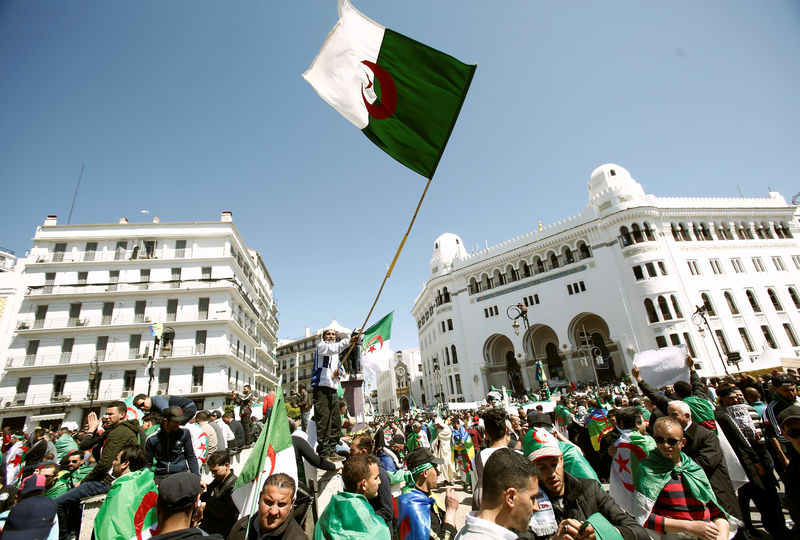 © Reuters. مئات الآلاف من الجزائريين يطالبون بوتفليقة بالرحيل