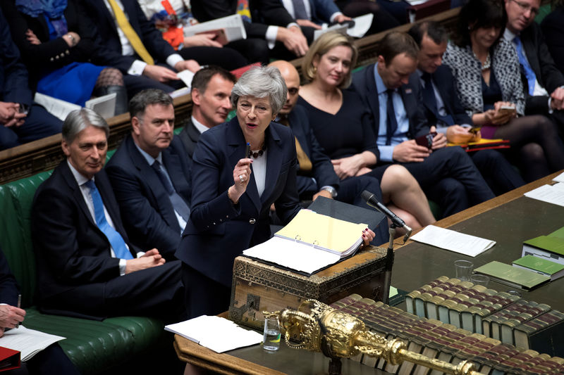 © Reuters. La Primera Ministra Theresa May habla en la Cámara de los Comunes del Reino Unido, mientras enfrenta el voto a las opciones alternativas del Brexit en Londres, Reino Unido.
