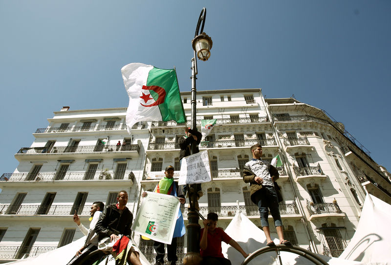 © Reuters. الشرطة الجزائرية تستخدم مدافع المياه لتفريق المحتجين في وسط العاصمة