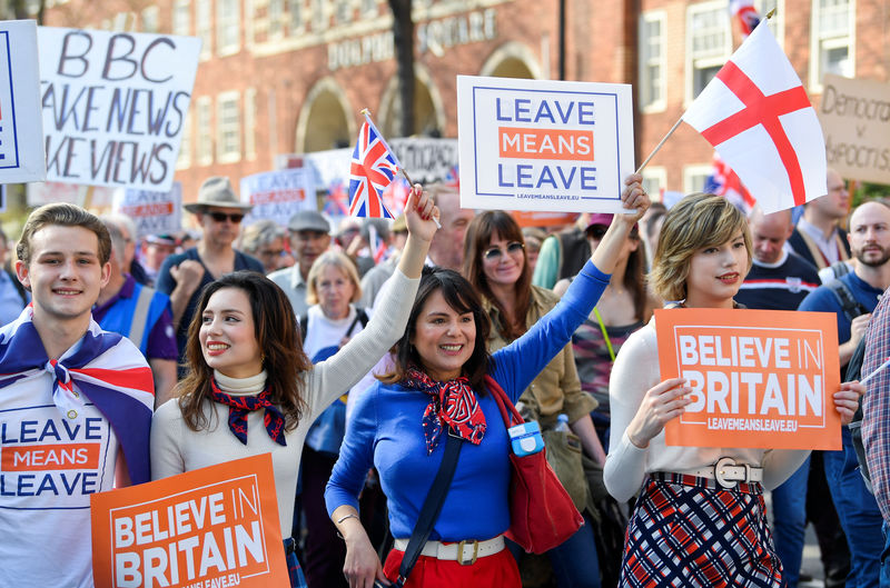 © Reuters. Manifestantes pró-Brexit participam de marcha em Londres