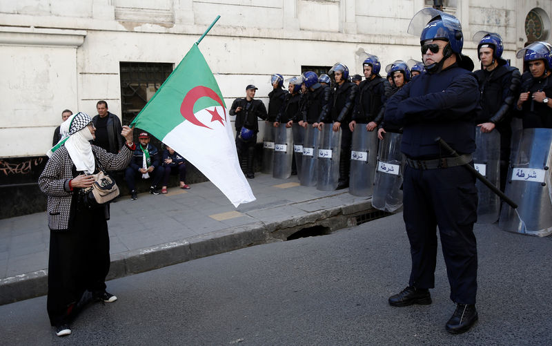 © Reuters. الشرطة تطلق الغاز المسيل للدموع ومدافع المياه على محتجين بالجزائر