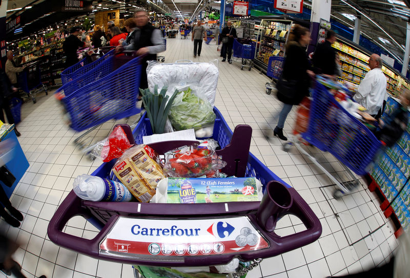 © Reuters. Carrinho de compras em hipermercado do Carrefour