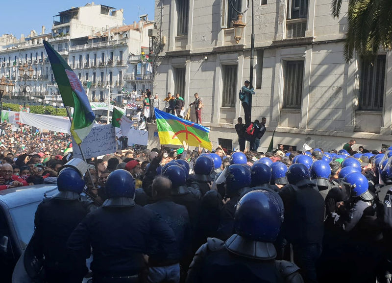 © Reuters. الشرطة الجزائرية تطلق الرصاص المطاطي على محتجين في العاصمة