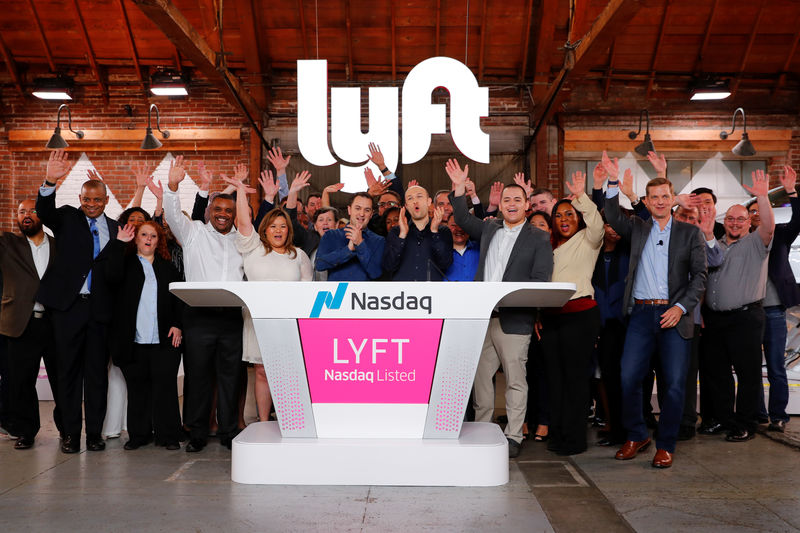 © Reuters. Lyft President John Zimmer and CEO Logan Green applaud as Lyft lists on the Nasdaq at an IPO event in Los Angeles
