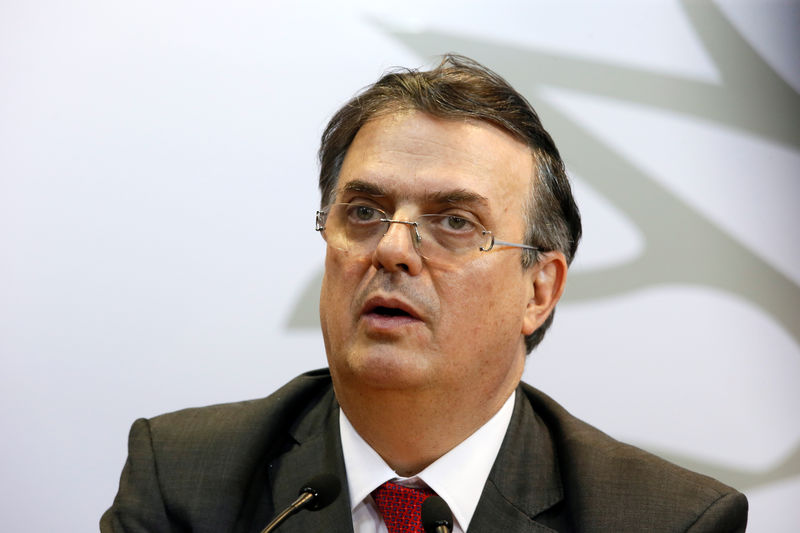 © Reuters. O ministro das Relações Exteriores mexicano, Marcelo Ebrard, fala à imprensa no Uruguai