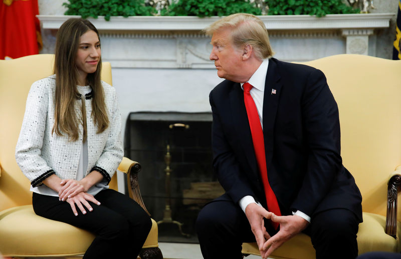 © Reuters. O presidente dos Estados Unidos, Donald Trump, ao lado de Fabiana Rosales, ativista política e esposa de Juan Guaidó, no Salão Oval em Washington, nos EUA