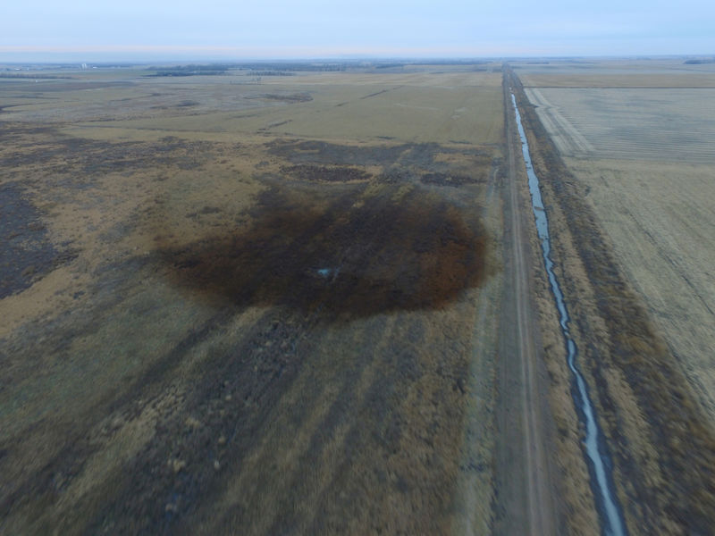 © Reuters. FILE PHOTO: An aerial view of an oilspill which shut down the Keystone pipeline between Canada and the United States in an agricultural area near Amherst South Dakota