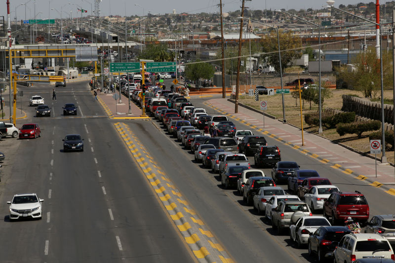 © Reuters. A general view shows vehicles queued to cross the Cordova-Americas international border crossing bridge in Ciudad Juarez