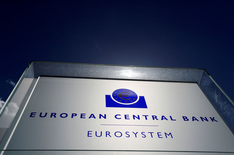 © Reuters. FILE PHOTO: The logo of the European Central Bank (ECB) is pictured outside its headquarters in Frankfurt