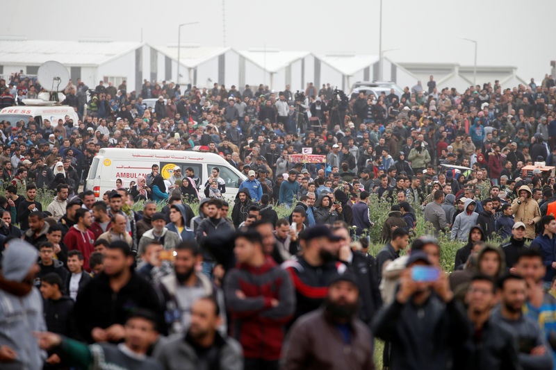 © Reuters. Miles de palestinos se concentran en la frontera de Gaza para en el aniversario de las protestas