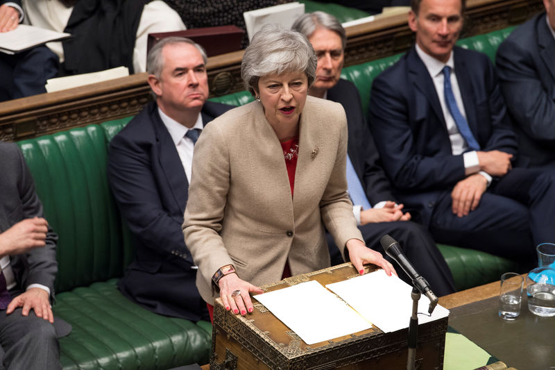 © Reuters. La primera ministra británica, bajo presión para descartar un gran retraso en el Brexit- diario