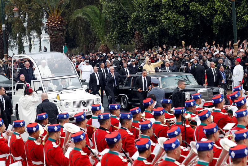 © Reuters. البابا في المغرب: الحواجز المادية لن تحل مشكلة الهجرة