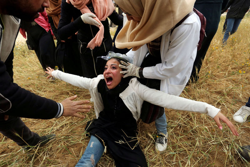 © Reuters. فلسطينيون يحتشدون على حدود غزة في ذكرى "مسيرة العودة الكبرى"