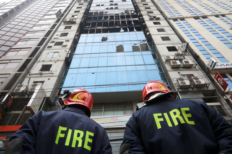 © Reuters. La policía de Bangladesh arresta los dueños de un edificio tras un letal incendio