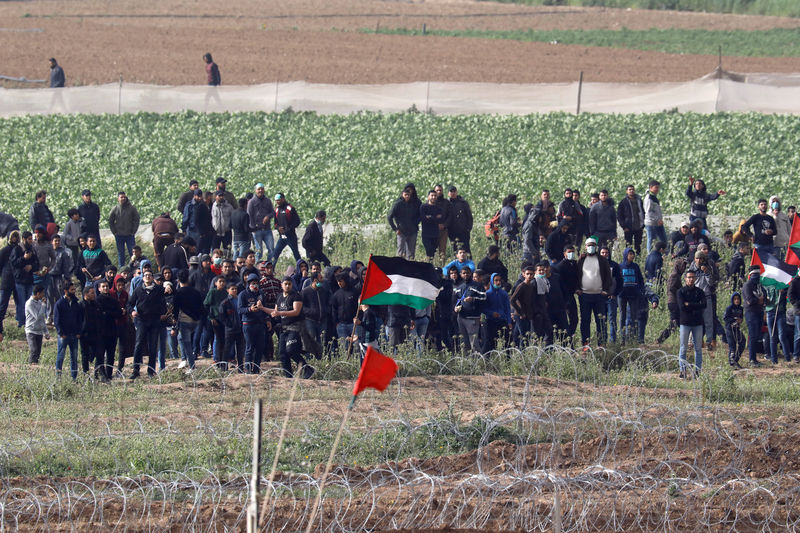 © Reuters. Foto del sábado de un grupo de palestinos reunidos cerca de la cerca que separa Israel de la Franja de Gaza