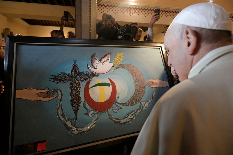 © Reuters. البابا للمسيحيين بالمغرب: إدخال الآخرين في المسيحية ليس مهمتكم