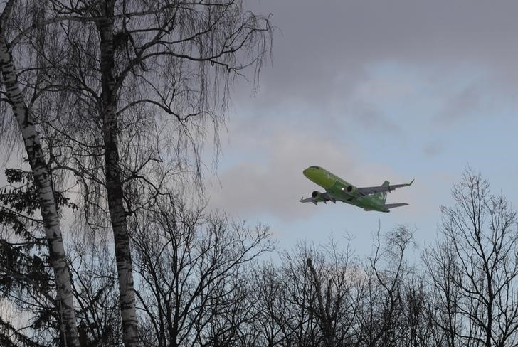 © Reuters. Самолёт авиакомпании S7 Airlines вылетает из аэропорта Шереметьево под Москвой